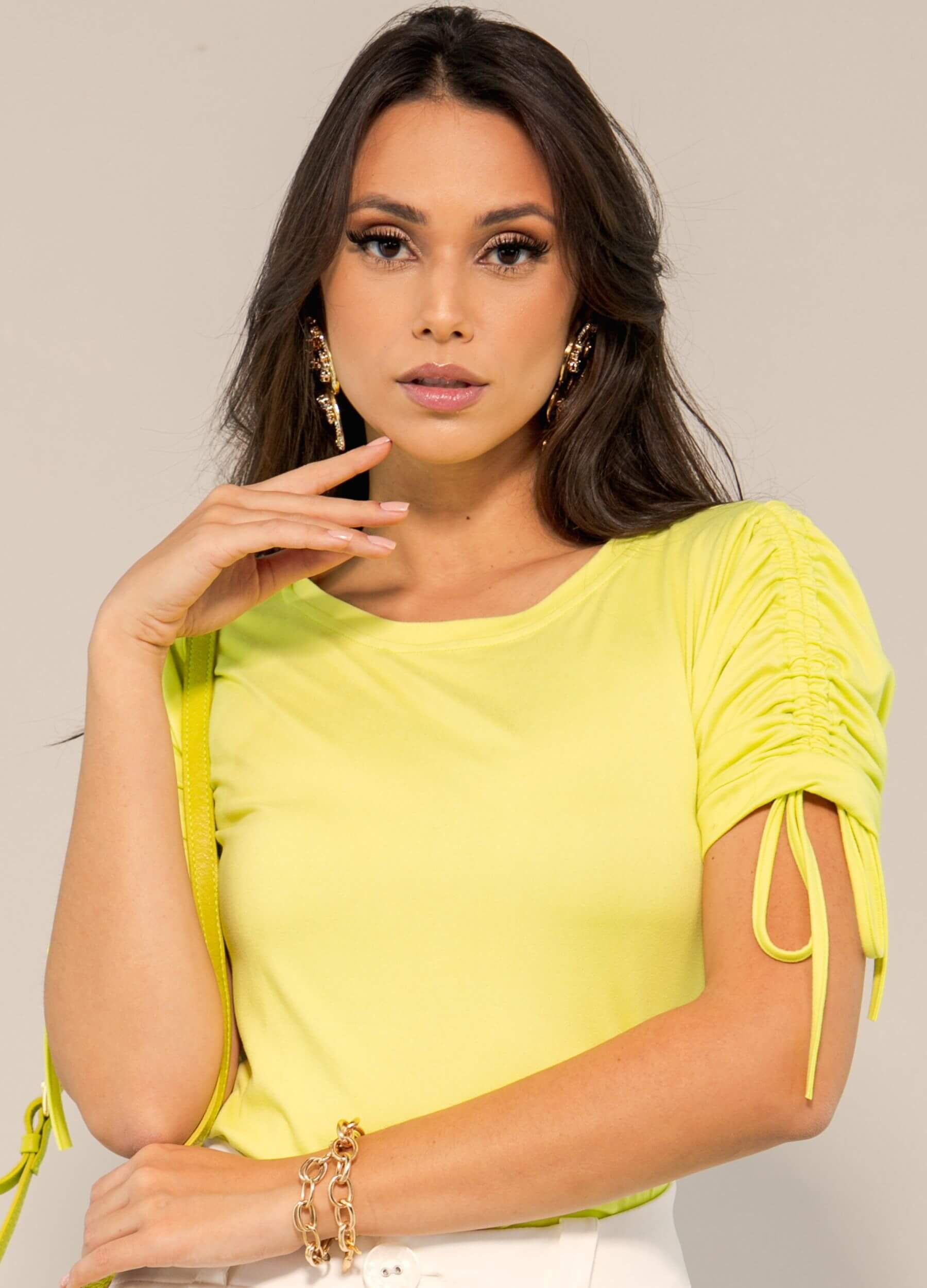 T-SHIRT COM FRANZIDO NA MANGA 