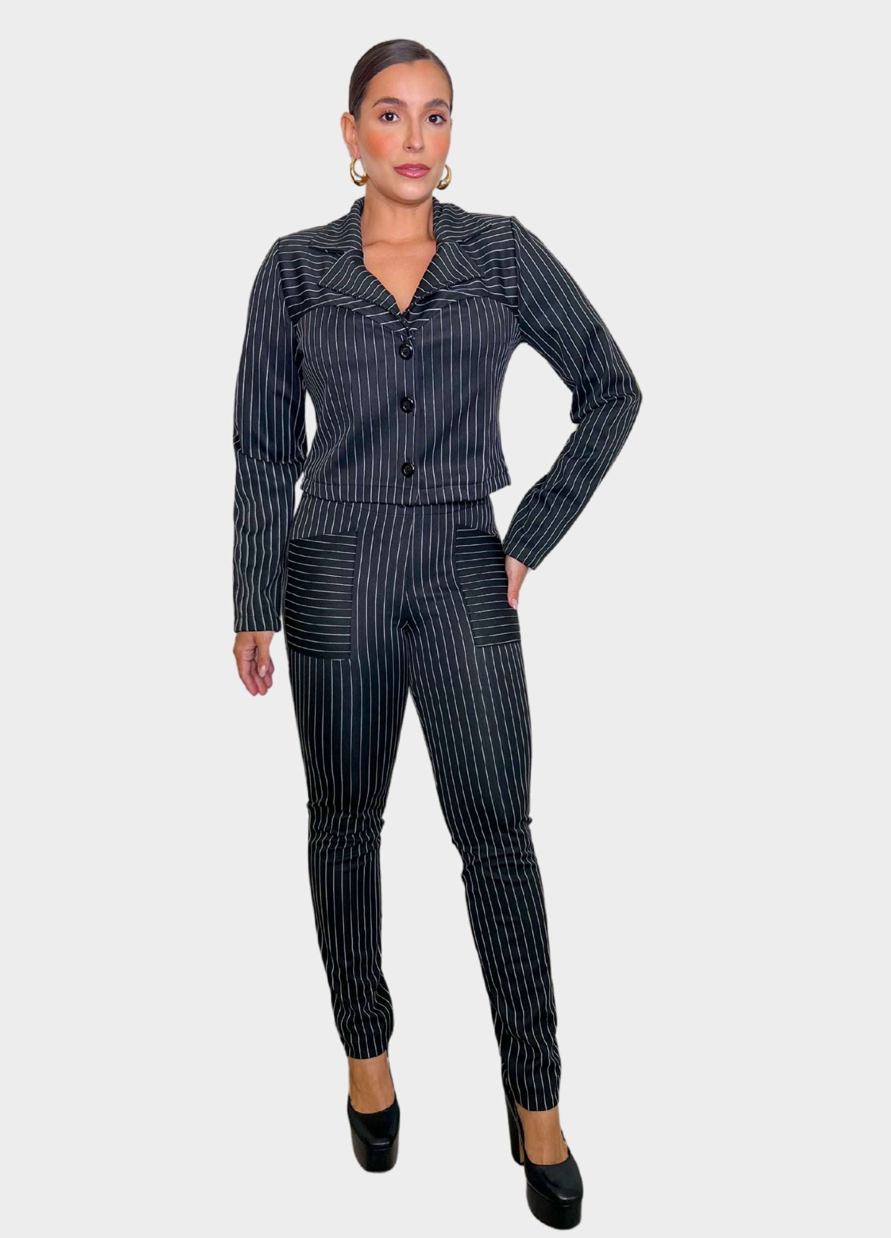 CONJUNTO FEMININO CALÇA E CASACO RISCA DE GIZ