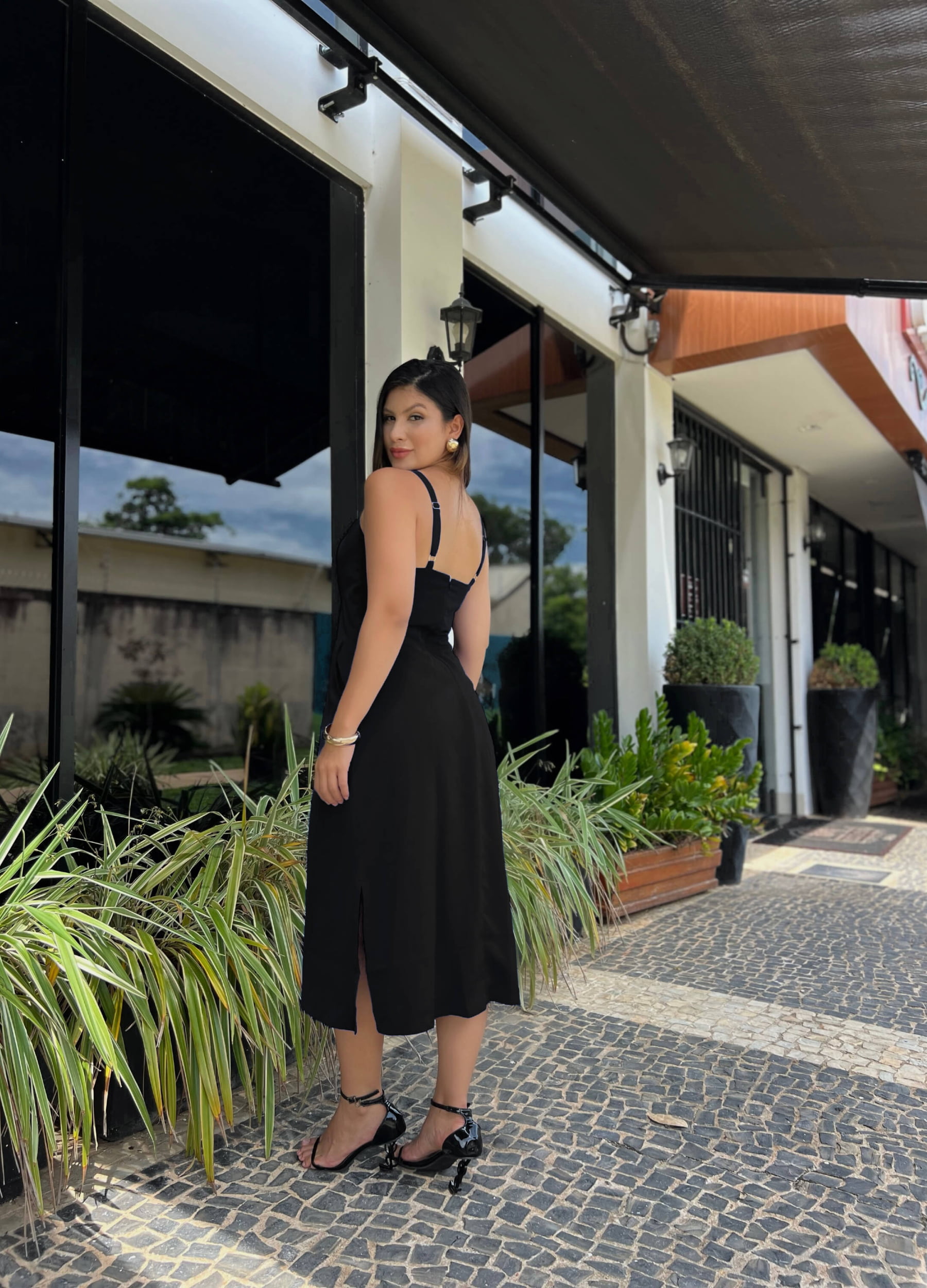 VESTIDO MIDI COM AMARRAÇÃO E BOLSO 