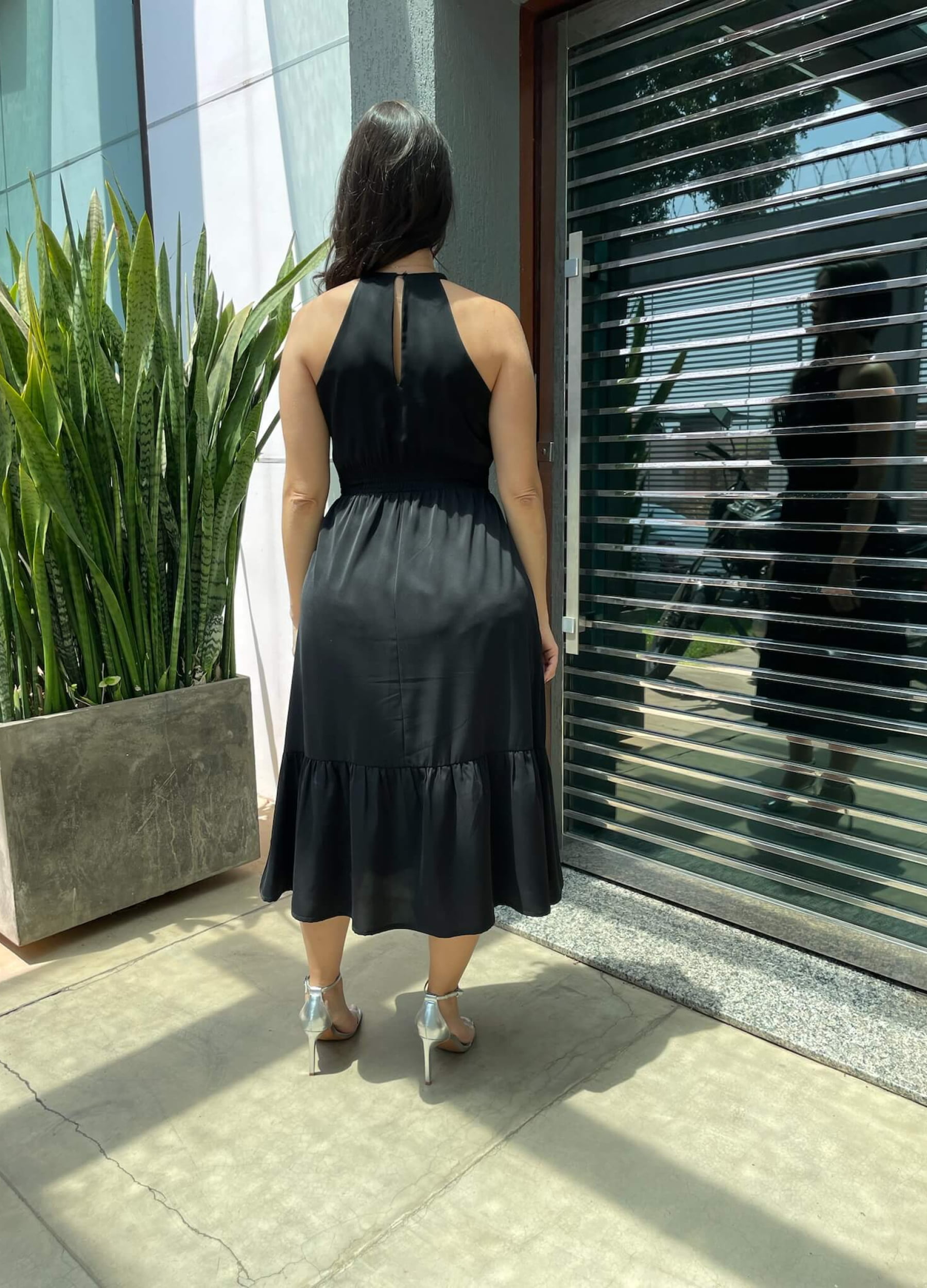 VESTIDO MIDI COM CORDÃO NO DECOTE 