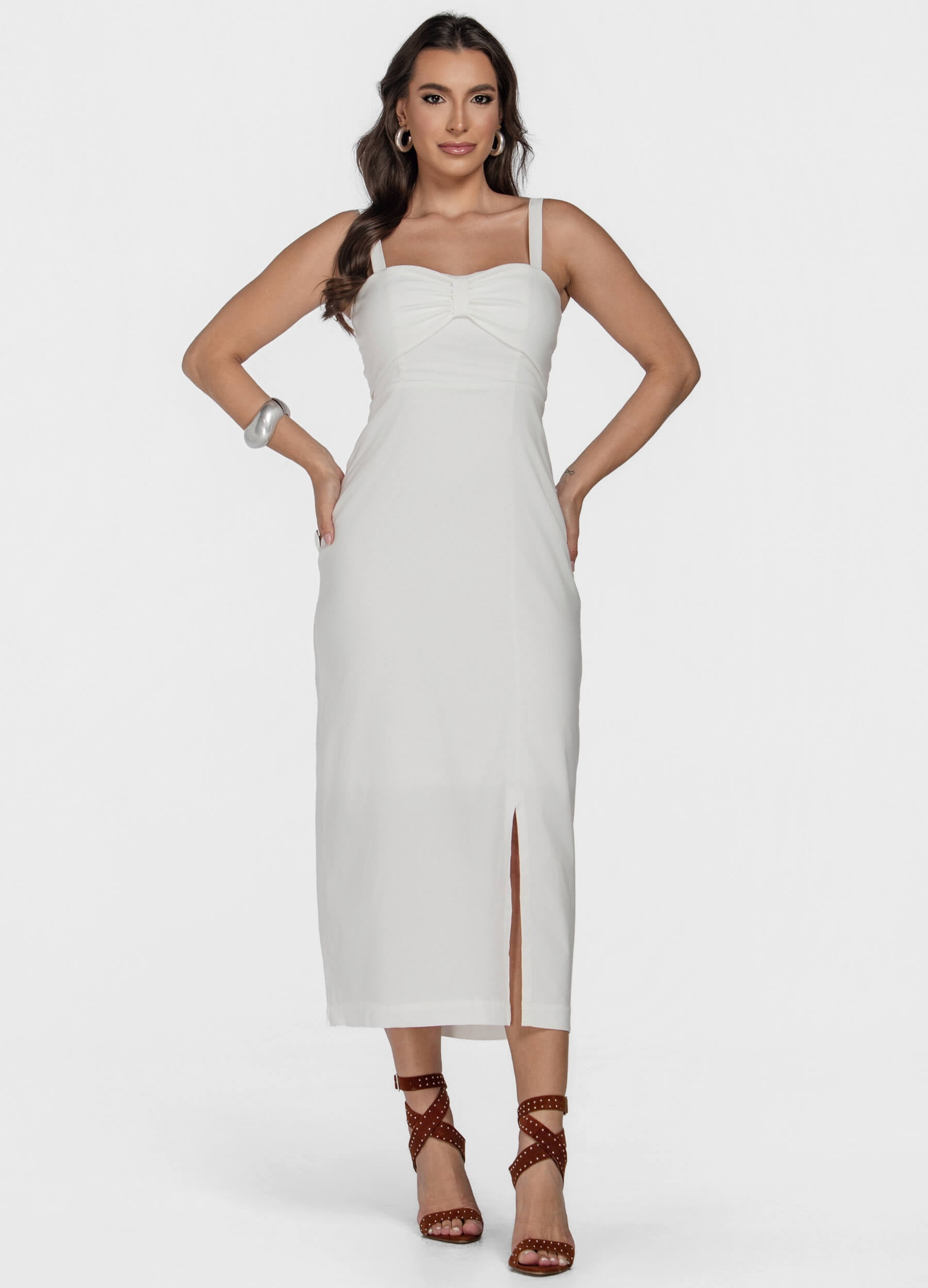 VESTIDO MIDI COM DETALHE NO DECOTE E FENDA