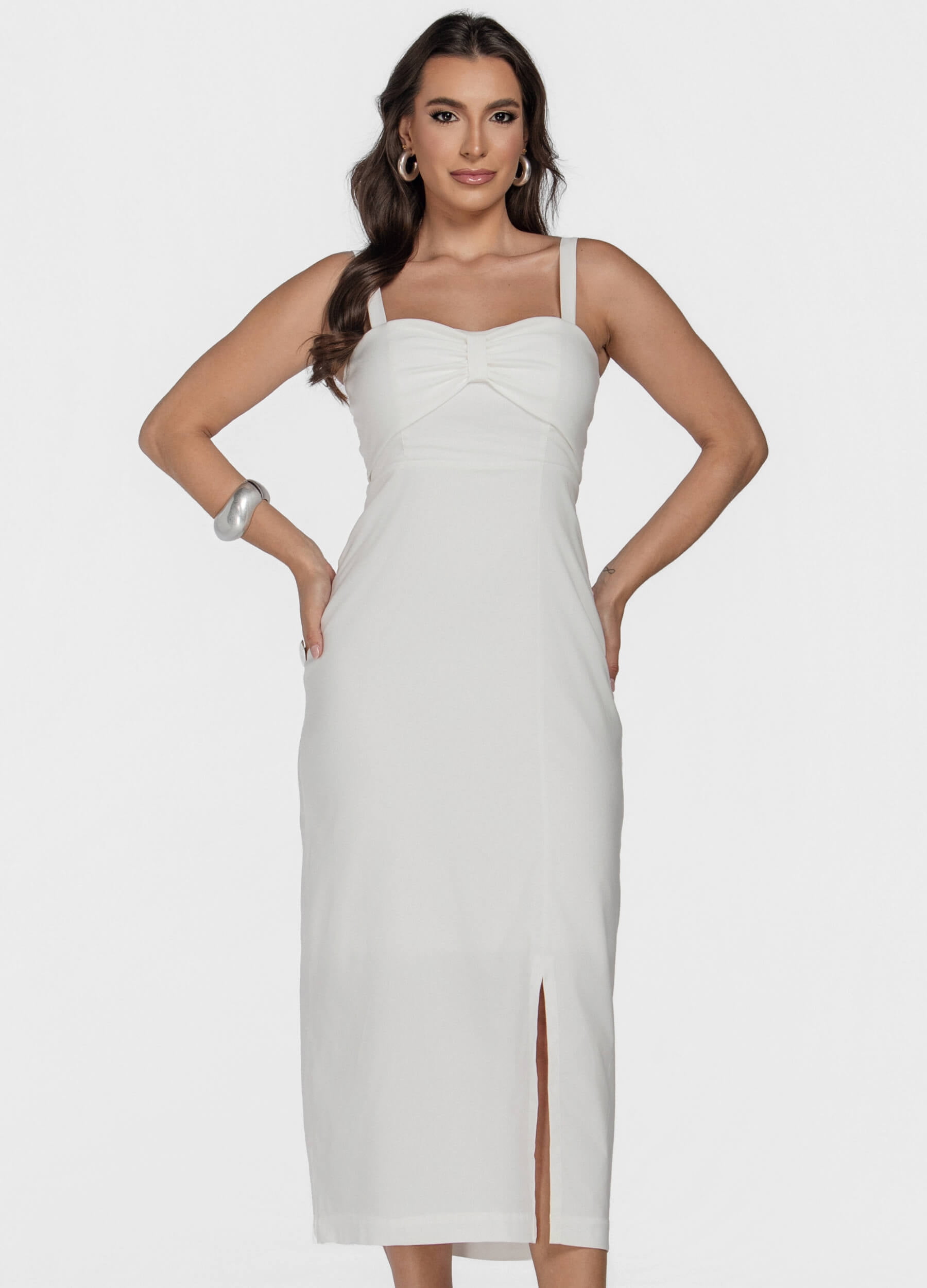 VESTIDO MIDI COM DETALHE NO DECOTE E FENDA
