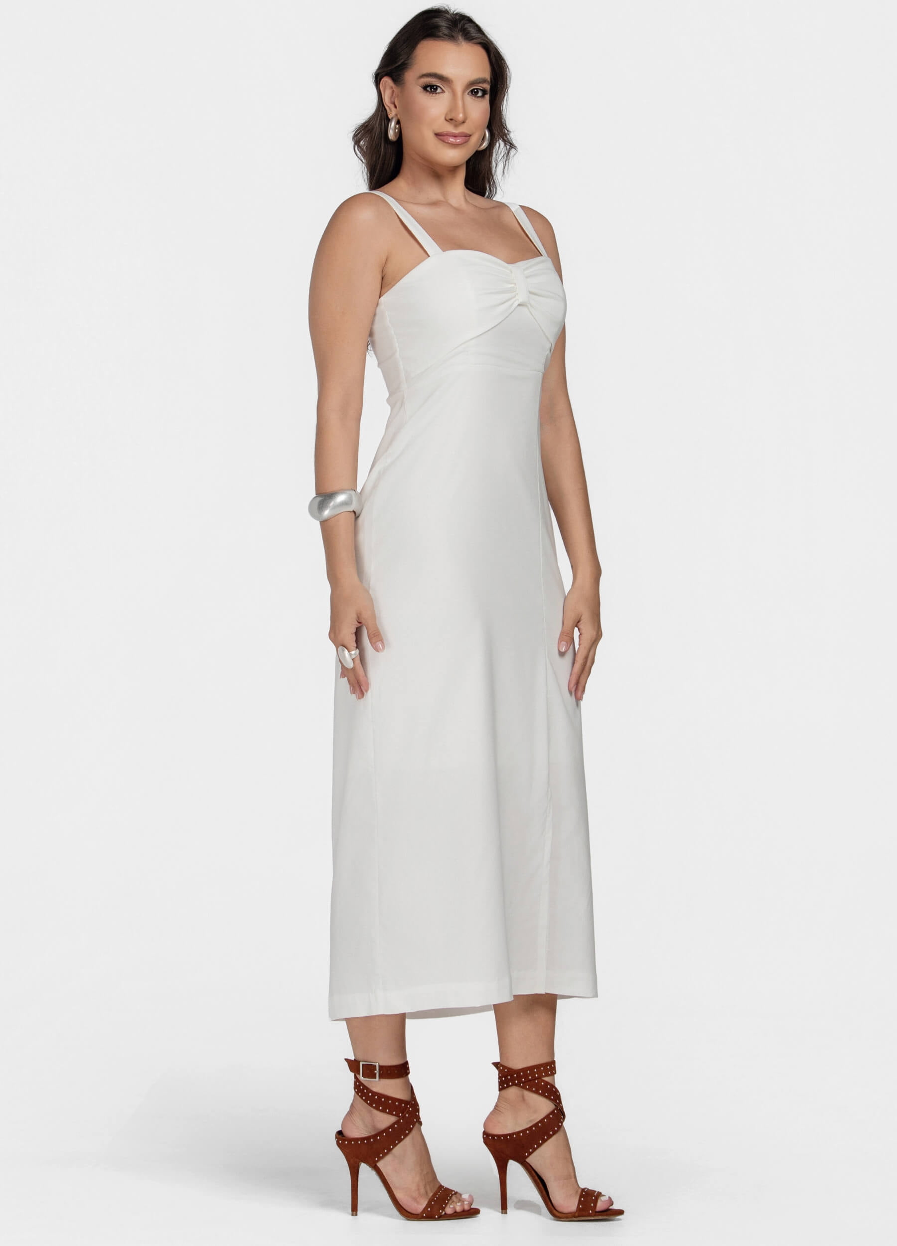 VESTIDO MIDI COM DETALHE NO DECOTE E FENDA