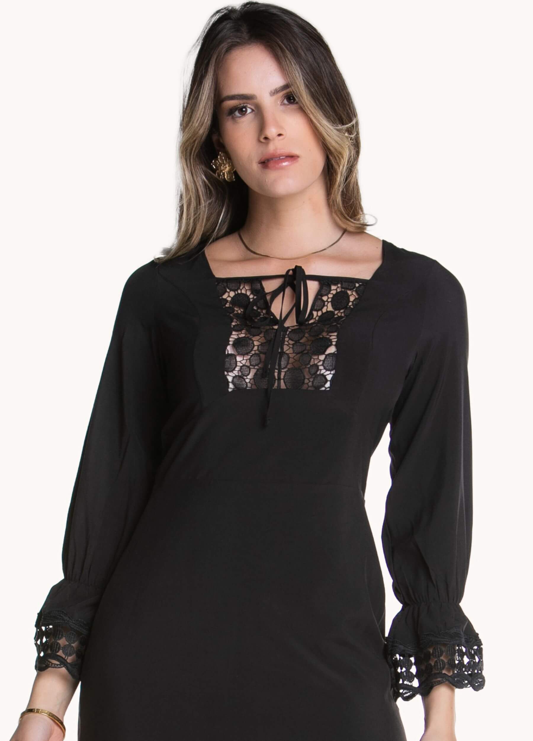 VESTIDO CURTO COM PALA POÁ NO DECOTE 